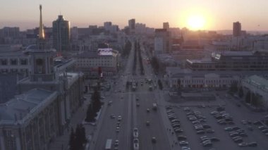Yekaterinburg, Rusya - 23 Mart 2020: Şehir merkezi arka planda. Şehir yönetimi (City Hall), Central Square. Baharın başında. Gün batımı zamanı. Video kaydı. UltraHD (4K)
