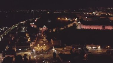 Nizhny Novgorod, Rusya. Nizhny Novgorod 'un Kremlin duvarlarının havadan görünüşü. Gece vakti. 4K