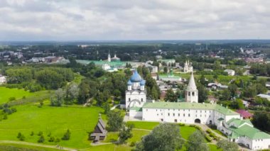 Suzdal, Rusya. Uçuş. Suzdal-Ortodoks Kilisesi 'nin Suzdal Kremlin topraklarındaki İsa' nın Doğuşu Katedrali. 4K