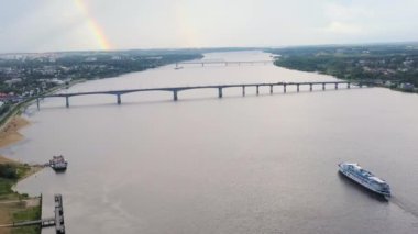 Kostroma, Rusya. Volga üzerinde uçuş. Yolcu gemisi Volga nehrinde yelken açıyor, Gökkuşağı. 4K