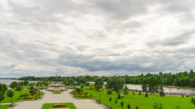 Yaroslavl, Rusya. Strelka Parkı ve Volga Nehri. Hava bulutlu. Çeviriyorum. 4K