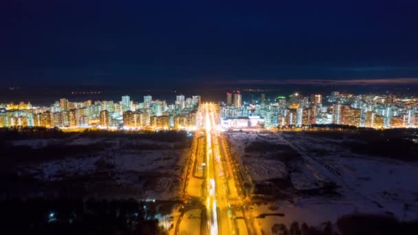 Ekaterinburg, Rusia. Hiperlapso desde el aire. Noche en una zona residencial. Volando sobre una carretera iluminada con coches. 4K — Vídeos de Stock