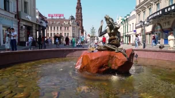 Kazan, Rusland. Een fontein die een meisje voorstelt en vernoemd is naar de watergeest van Su Anasy in Bauman Street. Tukay Square. 4K — Stockvideo