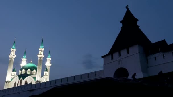 Kazan, Russie. Mosquée Kul Sharif. Des murs du Kremlin. Tour de Transfiguration du Kremlin Kazan. Bonne nuit. 4K — Video