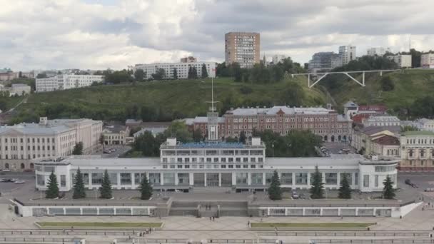 Россия, Нижний Новгород. Вид с воздуха на речной вокзал в Нижнем Новгороде. 4K — стоковое видео