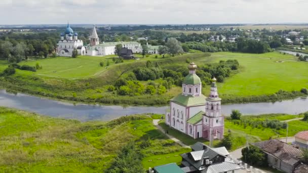 Suzdal, Rusia. Vuelo. Iglesia de Elías el Profeta en Ivanova Hill o Iglesia de Elías un templo en Suzdal en la curva del río Kamenka. 4K — Vídeos de Stock