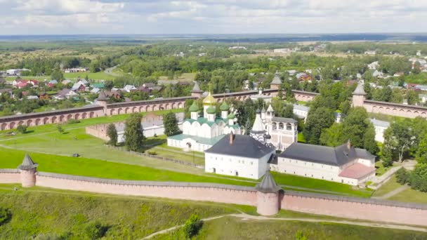 Suzdal, Rússia. Voo. O Mosteiro Salvador de Santo Eutímio é um mosteiro em Suzdal, fundado em 1352. 4K — Vídeo de Stock