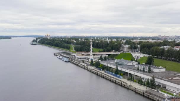 ロシアヤロスラヴル。ヴォルガ川、ヴォルジスカヤ塔の川駅。4K — ストック動画