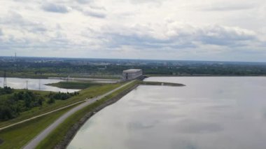Rybinsk, Rusya. Rybinsk hidroelektrik santralinin hava görüntüsü. 4K