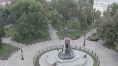 Krasnodar, Rusya. Catherine Meydanı 'ndaki İmparatoriçe II. Catherine Anıtı. Hava görüntüsü. 4K