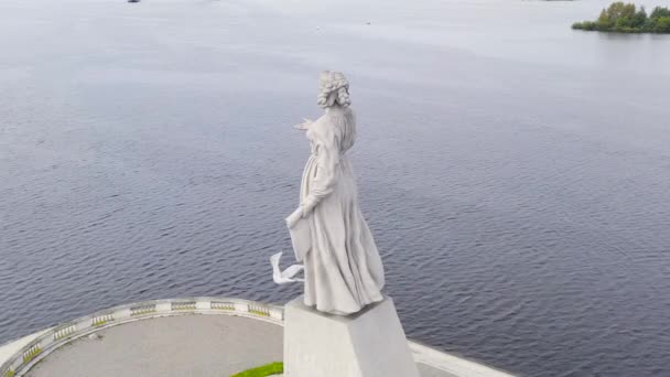Rybinsk, Russland. Statue av moder Volga. Systemet låser Rybinsk-reservoaret. 4K – stockvideo