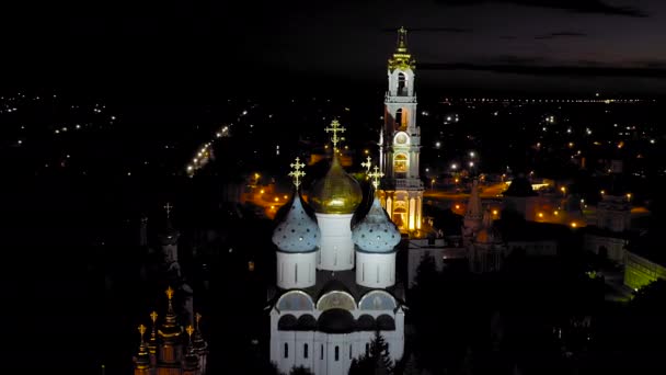 Sergiev Posad, 러시아. 트리니티 세르지오 라브라 (Trinity-Sergius Lavra) 는 오랜 역사를 가진 러시아 정교회의 가장 큰 남성 수도원이다. 세르지오 포사 드 (Sergiev Posad) 시 중심에 위치해 있다. 밤에. 4K — 비디오