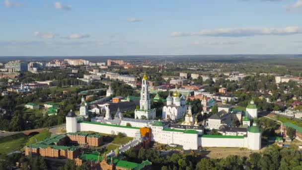 Sergiev Posad, Rússia. A Trindade-Sérgio Lavra é o maior mosteiro masculino da Igreja Ortodoxa Russa com uma longa história. Localizado no centro da cidade de Sergiev Posad. Luz do pôr-do-sol. 4K — Vídeo de Stock