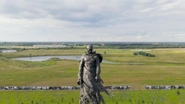 Rzhev, Russie. Le Mémorial de Rzhev au soldat soviétique est dédié à la mémoire des soldats soviétiques morts dans des batailles près de Rzhev en 1942-1943. 4K — Video