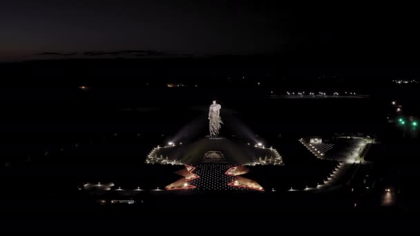 Rzhev, Rusia. El monumento conmemorativo de Rzhev al soldado soviético está dedicado a la memoria de los soldados soviéticos que murieron en batallas cerca de Rzhev en 1942-1943. Noche. 4K — Vídeo de stock