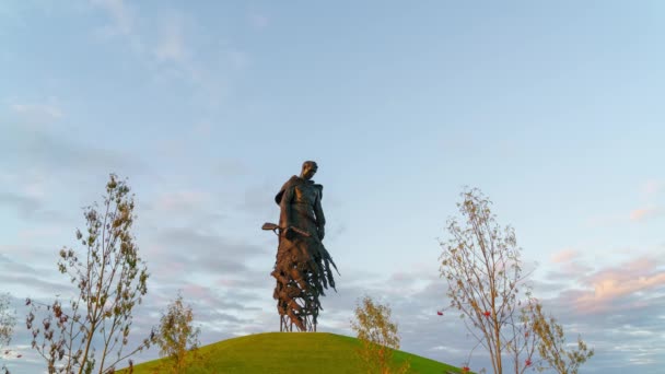 Rzsov, Oroszország. Rzsov emlékmű a szovjet katonának. A naplementétől az éjszakáig tartó átmenet. Az emlékmű megvilágítása bekapcsolva. 4K — Stock videók