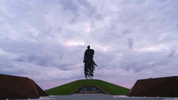 Rzhev, Russland. Rzhev Denkmal für den sowjetischen Soldaten. Schöne Wolken im Morgengrauen und Sonnenaufgang. 4K — Stockvideo