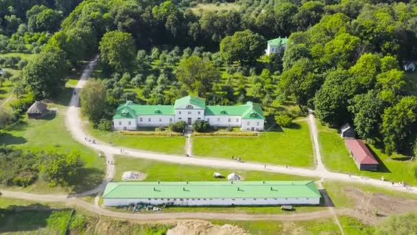 Yasnaya Polyana, Rusya. Lev Nikolaevich Tolstoy Yasnaya Polyana 'da doğdu ve hayatının çoğunu orada geçirdi. 4K — Stok video