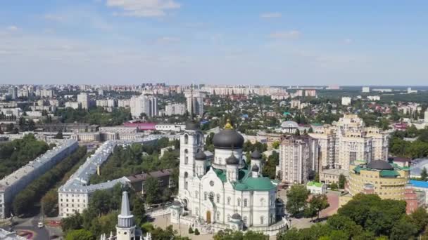 Voronezh, Rússia. Catedral da Anunciação - Igreja Ortodoxa da Igreja Ortodoxa Russa, o templo principal do Metropolitanato de Voronezh. 4K — Vídeo de Stock