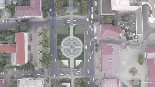 Krasnodar, Rússia. Alexandrovsky Boulevard. Monumento ao Santo Grande Mártir Catarina com uma fonte. Arco Triunfal. Vista aérea. 4K — Vídeo de Stock