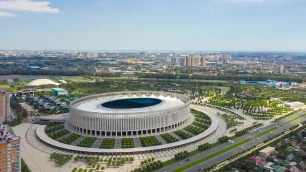 Krasnodar, Rusia. El estadio de Krasnodar es un estadio de fútbol en el parque Krasnodar. Las nubes. 4K — Vídeo de stock