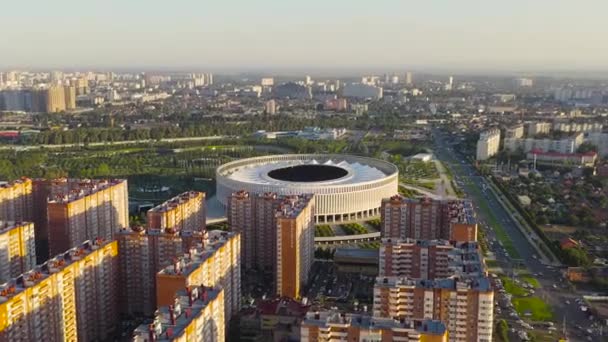 Krasnodar, Rusia - 29 de agosto de 2020: El estadio de Krasnodar es un estadio de fútbol en el parque Krasnodar. Tiempo de puesta del sol.. 4K — Vídeo de stock