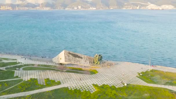Novorossiysk, Russie. Mémorial Malaya Zemlya (Petite Terre). Monument historique. Coucher de soleil. 4K — Video