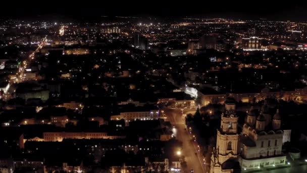 Astrakhan, Ryssland. Bjälltornet i Astrakhan Kreml. Astrakhan Kreml är en vit sten fästning byggd på 16-talet. God natt. 4K — Stockvideo