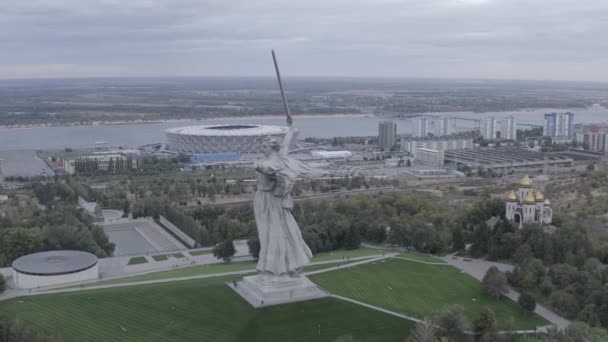 Volgogrado, Rusia. Vista nocturna de la escultura Patria llama! en el Mamaev Kurgan en Volgogrado. Clima nublado. 4K — Vídeos de Stock