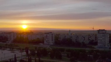 Perma, Rusya. Gün batımında Perm şehrinin manzarası. Kama Nehri. 4K