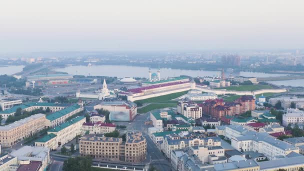 Kazan, Ryssland. Flygfoto över Kazankafloden och Millenniumbron tidigt på morgonen. 4K — Stockvideo