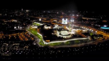 Kazan, Rusya. Kazan Kremlin 'in hava görüntüsü. Gece vakti. 4K