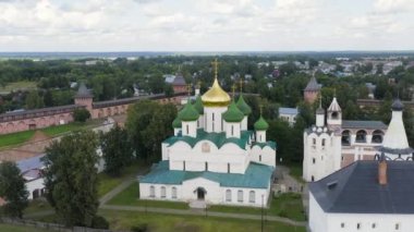 Suzdal, Rusya. Uçuş. Aziz Euthymius 'un Kurtarıcı Manastırı. Spaso-Evfimiev Manastırı 'ndaki Tanrı' nın Dönüşümü Katedrali. 4K