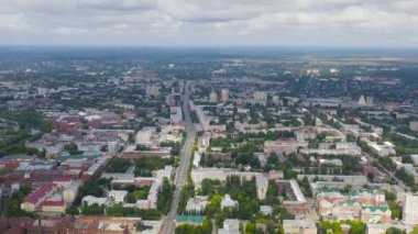 Ivanovo, Rusya. Şehir merkezinin üzerinde uçuş. Devrim karesi. 4K