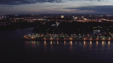 Yaroslavl, Rusya. Strelka (Spit), Kotorosl Volga Nehri 'ne akar. Gün batımından sonra şehir ışıkları, alacakaranlık. 4K