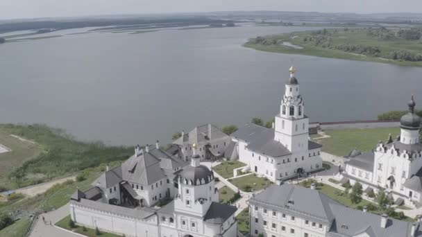 Świętokrzysk, Rosja. Widok z lotu ptaka Katedra Wniebowzięcia i klasztor miasta-wyspy Sviyazhsk. 4K — Wideo stockowe