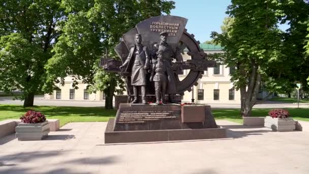 Nijni Novgorod, Rusia. Monumentul locuitorilor Gorky din Valiant Home Front Workers. 4K — Videoclip de stoc