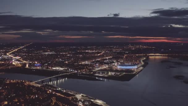 Nizhny Novgorod, Rusia. Vista aérea de la flecha de la confluencia de los ríos. Estadio. Noche. 4K — Vídeos de Stock