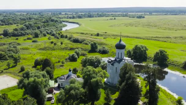 Rusia, Bogolyubovo. Vista aérea de la Iglesia de la Intercesión en el Nerl. Iglesia ortodoxa y símbolo de la Rusia medieval. 4K — Vídeos de Stock