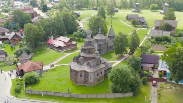 Suzdal, Ryssland. Flyg. Kyrkan Transfiguration från byn Kozlyat 'evo, transporteras till Suzdal - ett monument av trä arkitektur i mitten av 18-talet. 4K — Stockvideo
