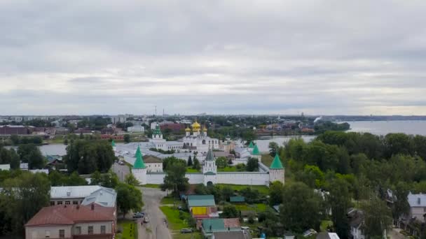 Russland, Kostroma. Das Dreifaltigkeitskloster in Kostroma. 4K — Stockvideo