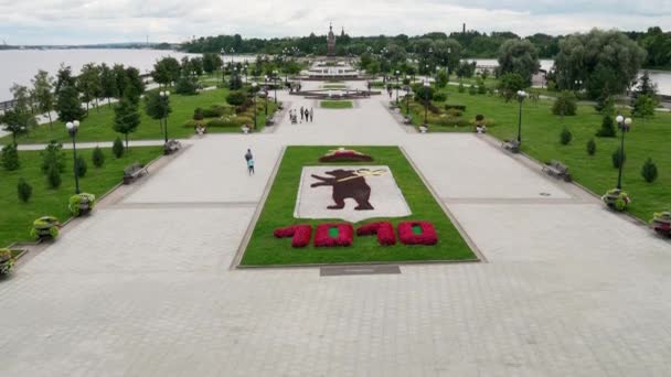 Russie, Iaroslavl. Strelka Park. Le confluent des rivières Volga et Kotorosl. 4K — Video