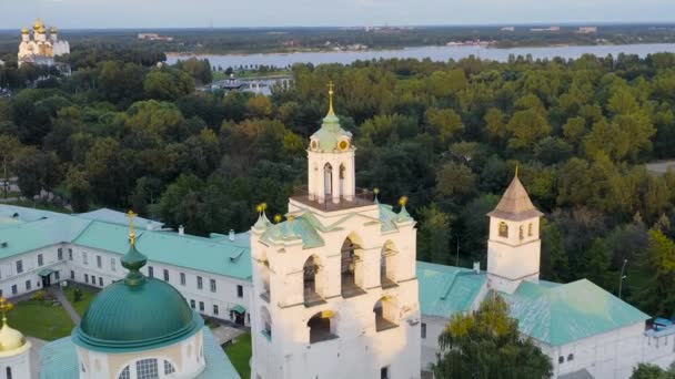 Jarosław, Rosja. Dzwonnica Klasztoru Jarosława Spaso-Preobrazhenskiego (Klasztor Spaso-Jarosława) - starożytny klasztor męski w Jarosławiu. Czas na zachód słońca. 4K — Wideo stockowe