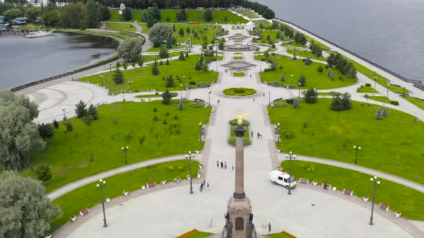 Rusland, Jaroslavl. Strelka (Spit), Monument voor de 1000ste verjaardag van Yaroslavl. Geopend ter ere van de viering van de 1000ste verjaardag van de stad Yaroslavl. 4K — Stockvideo