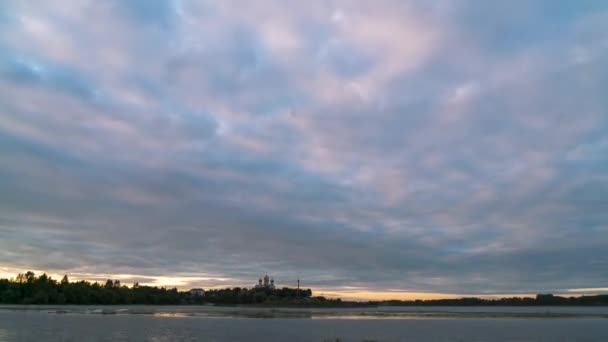 Jaroslavl, Russia. Parcheggia sulle frecce. Il luogo dove il fiume Kotorosl sfocia nel fiume Volga. Il passaggio dal crepuscolo alla notte. 4K — Video Stock