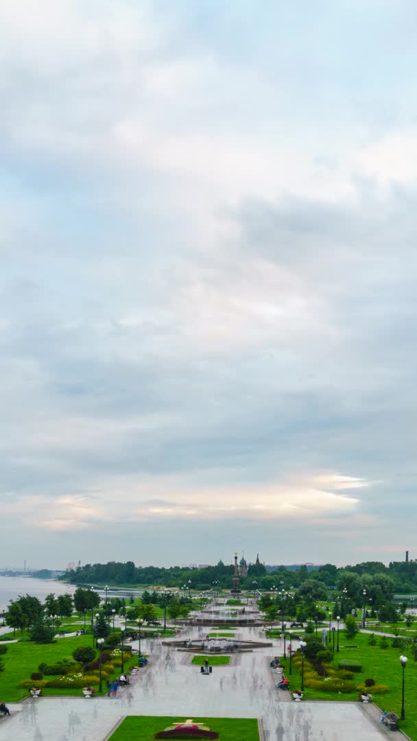 Yaroslavl, Rusia. Aparca en las flechas. El lugar donde el río Kotorosl desemboca en el río Volga. La transición de la puesta del sol a la noche. 4K — Vídeo de stock