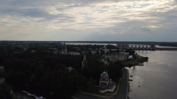 Uglich, Ryssland. Uglich stad från luften, Uglich Kreml, huvudattraktionen i staden. 4K — Stockvideo