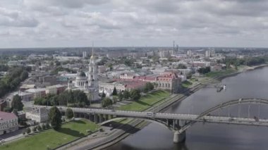 Rybinsk, Rusya. Rybinsk Köprüsü. Volga Nehri üzerindeki köprü, Rybinsk şehrinde, Yaroslavl bölgesinde. 4K