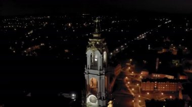 Sergiev Posad, Rusya. Trinity-Sergius Lavra, Rus Ortodoks Kilisesi 'nin en büyük erkek manastırıdır. Sergiev Posad şehrinin merkezinde yer almaktadır. Geceleyin. 4K