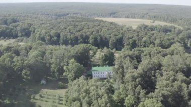 Yasnaya Polyana, Rusya. Lev Nikolaevich Tolstoy Yasnaya Polyana 'da doğdu ve hayatının çoğunu orada geçirdi. 4K